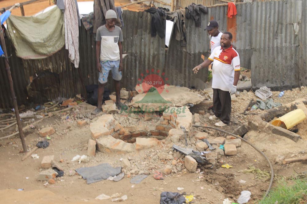 Abantu barikureeba ekiiba ekiina eki Mukiga agwiremu omuri Mbarara. Photo by Christopher Ahimbisibwe.