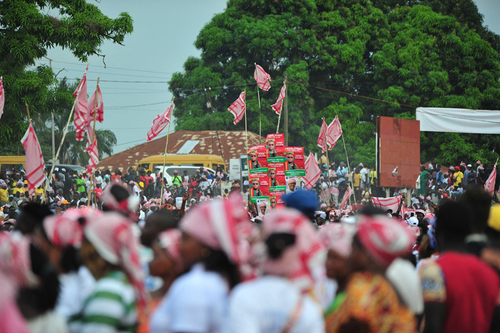 Supporters of incumbent President and presidential candidate Umaro Sissoco Embalo attend a political rally in Bissau, on November 11, 2025. 