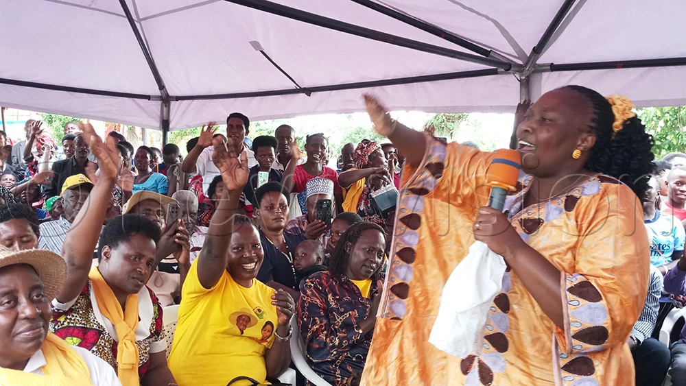  Presidential advisor on agriculture, Peace Rugambwa, addressing participants during the mattress distribution exercise at Rwambara play grounds in Rukingiri district. (Credit: Francis Emorut)