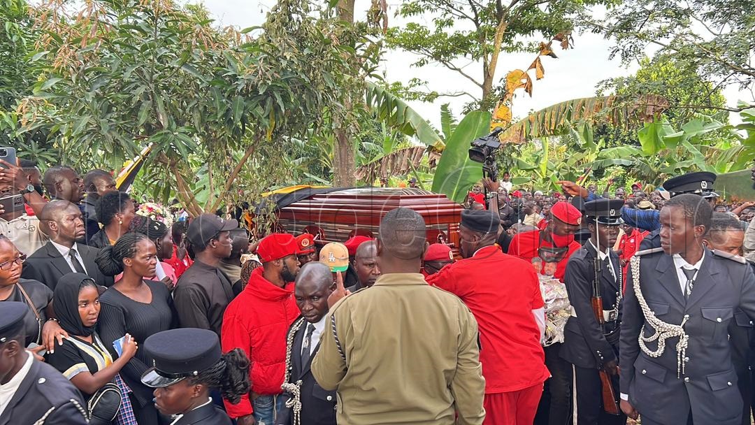 Abawagizi ba NUP nga batwala omubiri gw'omugenzi e Luwero