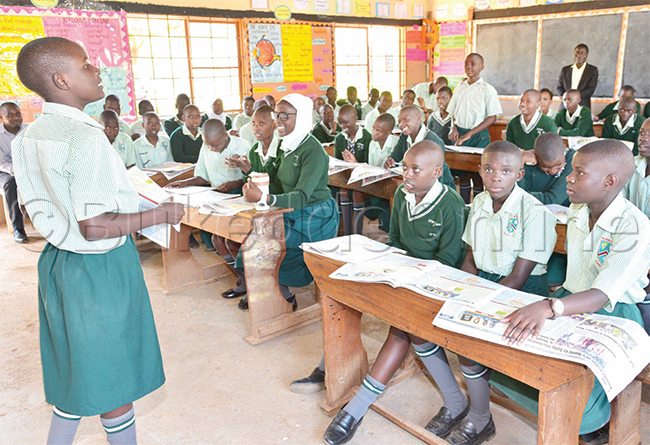 Abayizi ba Strathearn Masanafu nga bakubaganya ebirowoozo ku ansa za PASS PLE.