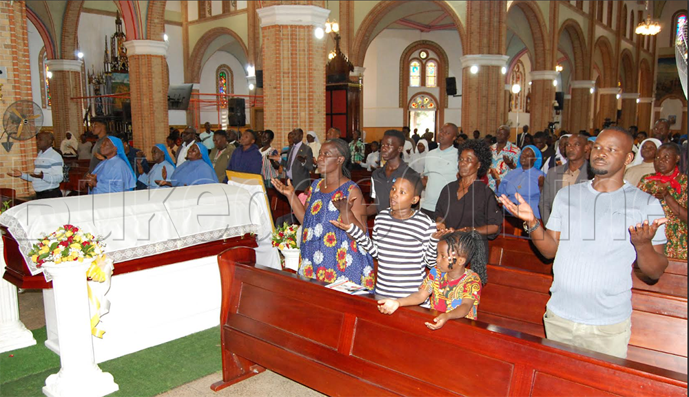 Abantu nga bali mu mmisa y'okujjukira Ssaabeepisikoopi Kiwanuka