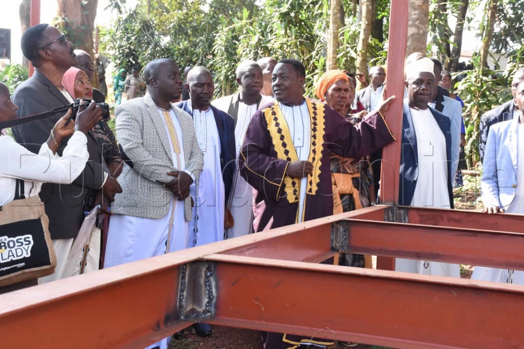 Omutaka Lwomwa ng'alambuza abazzukkulu omulimu ogukolebwa ku Myuziyamu