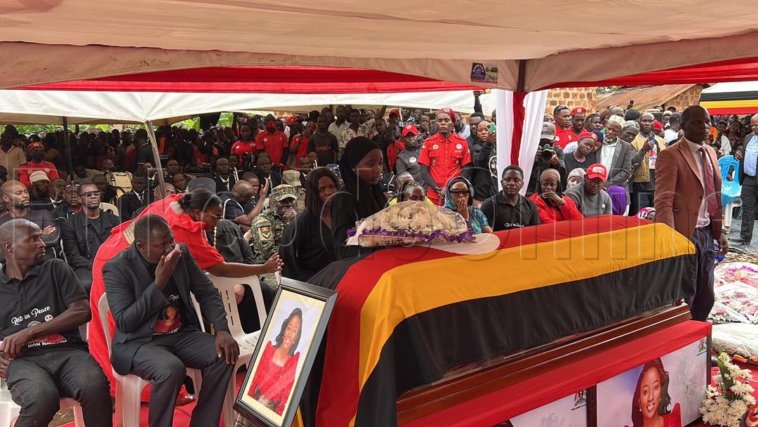 Muwala w'omugenzi Helen Nakimuli ng'assa ekimuli ku kkeesi ya maama 