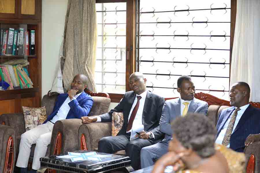 Bano Babaka Ba Palamenti Okuli Abdu Katuntu Abagenze Ne Sipiika Okubuuza Ku Bafiiriddwa