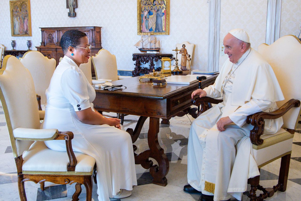 Paapa Francis arikuganira na Siipika wa Paramenti, Annita Among ou ataayaayise omuri Vatican.