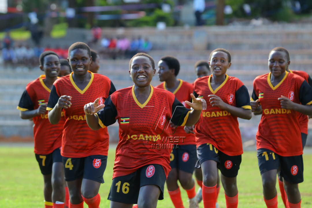Catherine Nuwahereza (16) ayebembiire bataahi be okujaguza obusinguzi bwanyima y'okusinga Masaka na gooro 3:0 omu mizaano y'amashomero ga siniya omuri Mukono Orwakana ebiro 30.04.2026.