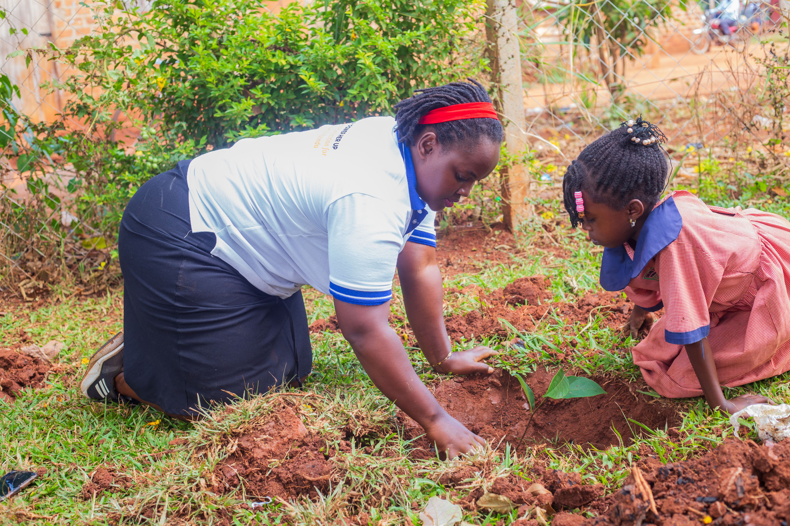The initiative aimed to promote environmental conservation while supporting girls' education and the return of adolescent mothers to school.