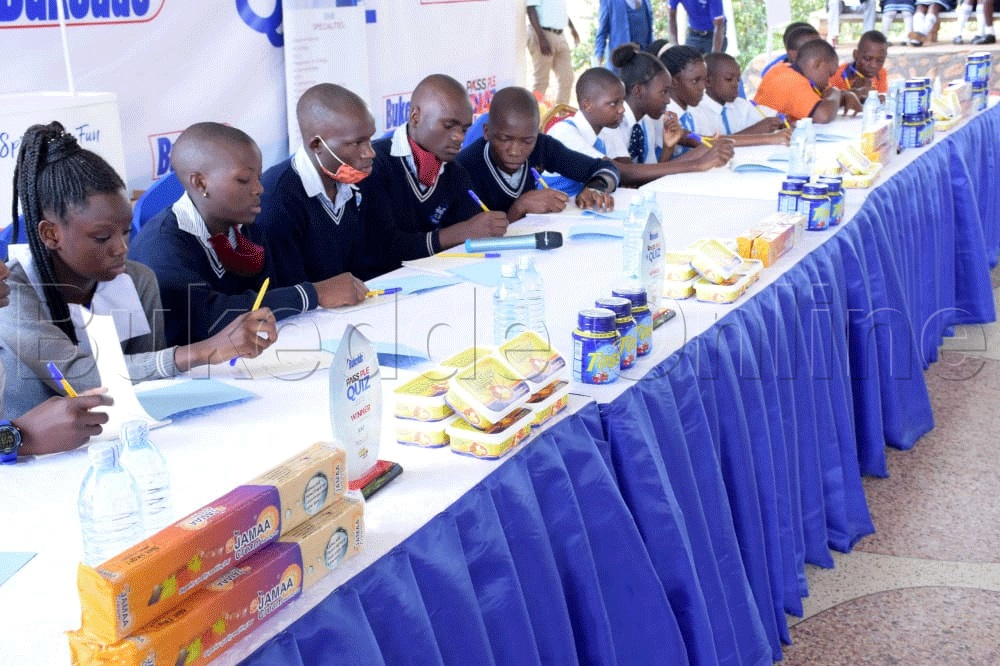 Abayizi okubva mu masomero ag'enjawulo nga bali mu Quiz wa Bukedde