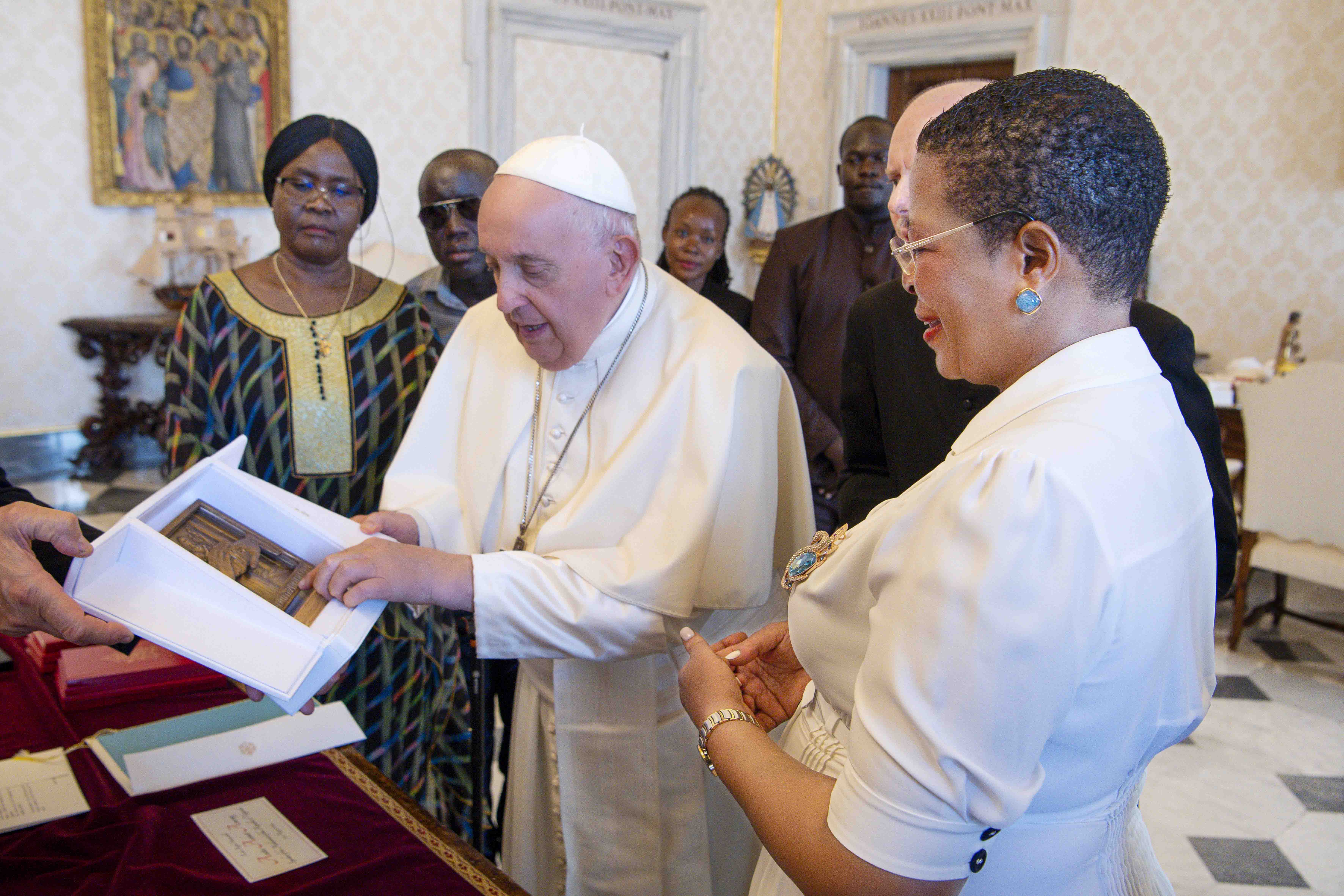 Paapa Francis arikuganira na Siipika wa Paramenti ya Uganda, Annita Among aharwakataano. 