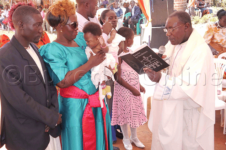 Abazadde nga baleese omwana omuto okubatizibwa.