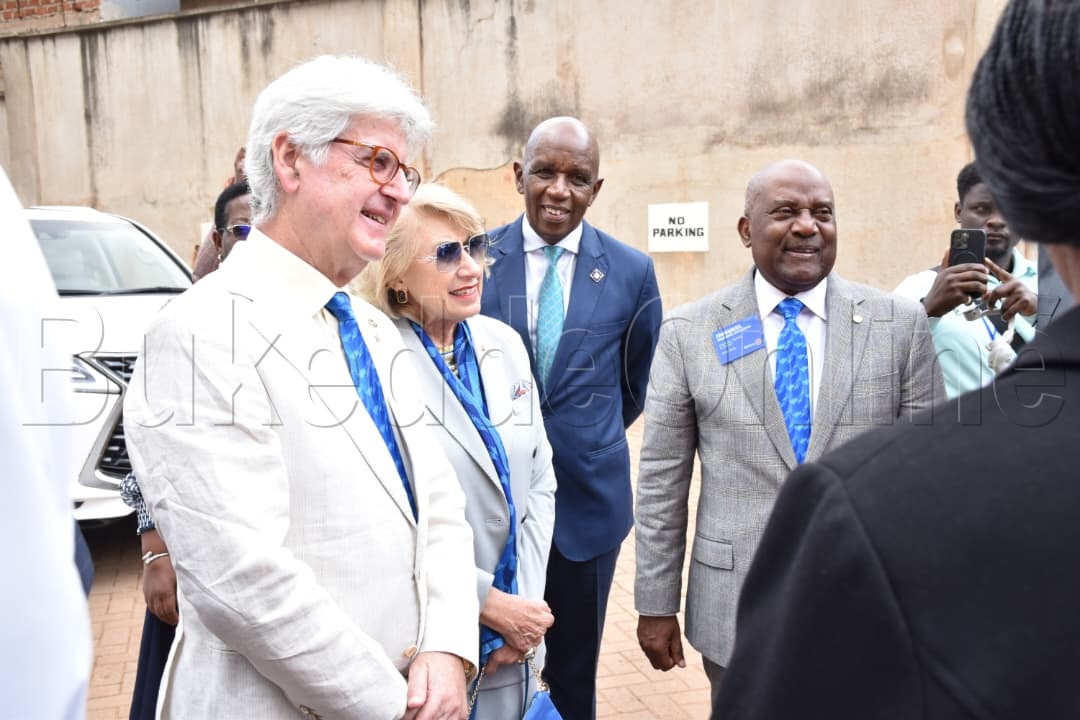 President Francesco Arezzo  ne mukyala we Anna Maria  Criscion nga bali ne Katongole e Kawempe ku ddwaliro 