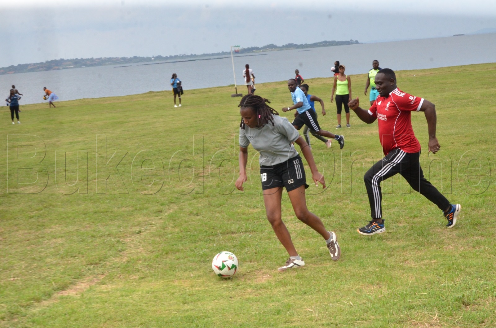 Omukyala munnamateeka ng'atwala abasajja entyagi mu mupiira gw'ebigere