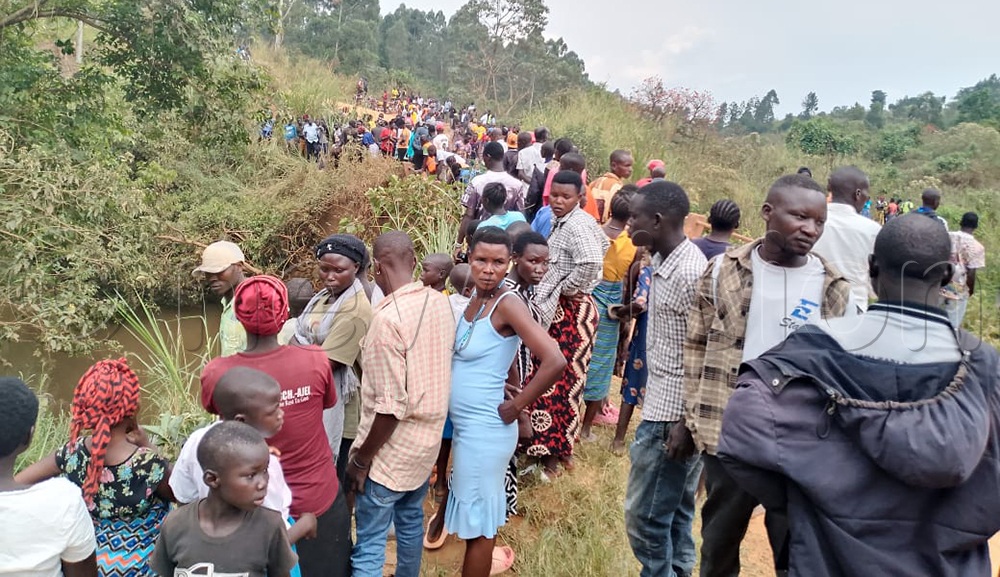 Onlookers at the road crash scene. (Credit: Edna Piyic)