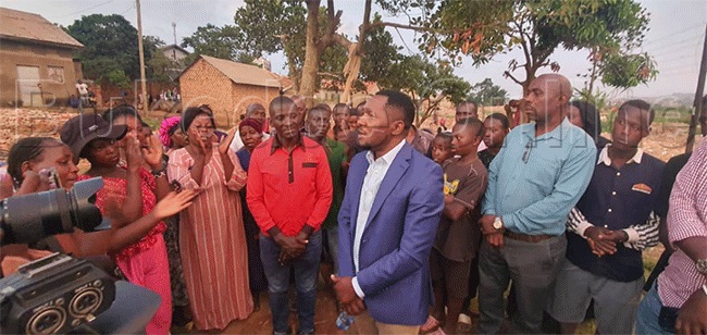 Abantu nga bali ne Hassan Bulwadda mu Lubigi