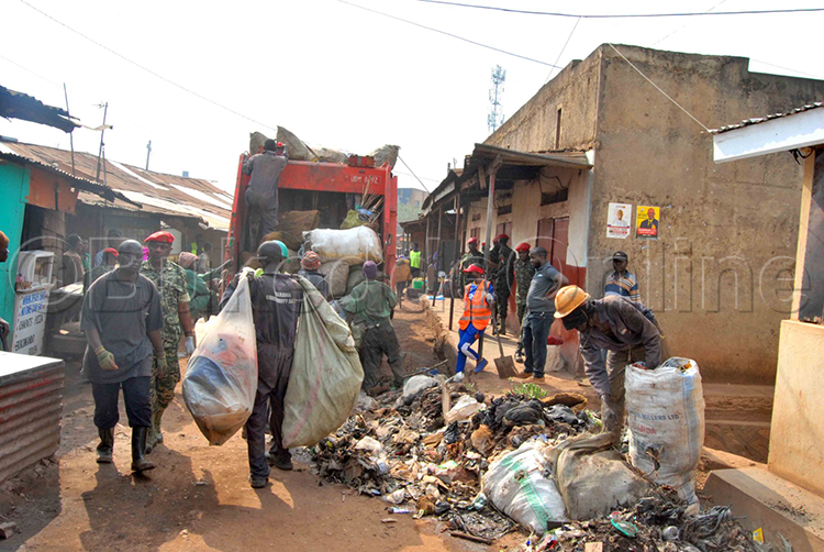 Aba KCCA nga basomba kasassiro eyakunganyizibwa mu bulungibwansi okumuteeka ku mmotoka 