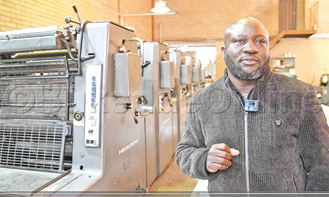 Francis Zavuga Ssendi ow&rsquo;e  Johannesburg alina kkampuni  ekuba ebiwandiiko mu kyapa.