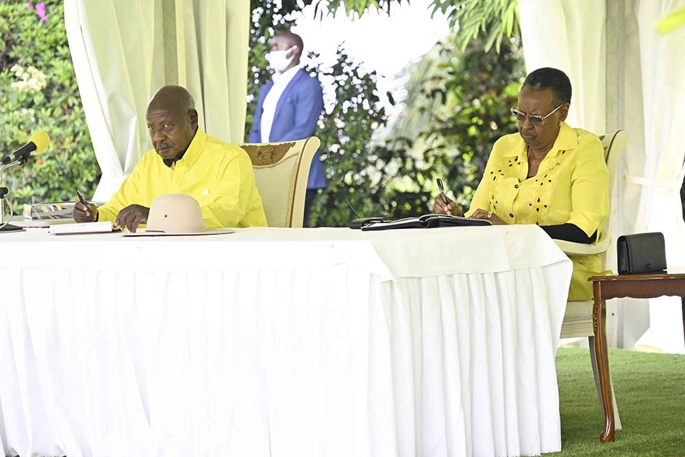 Purezidenti abaire ashendekyereziibwe Maama Janet..(Photo by PPU)
