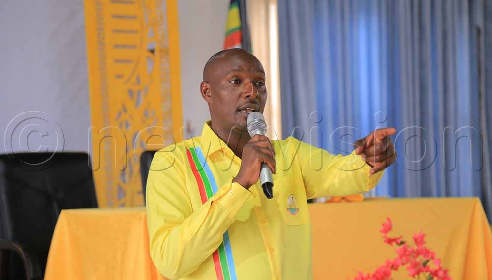 Eng. Jornard Asiimwe, the NRM National Vice Chairperson Western Uganda addressing Bunyoro leaders. (Credit: Yosam Gucwaki)