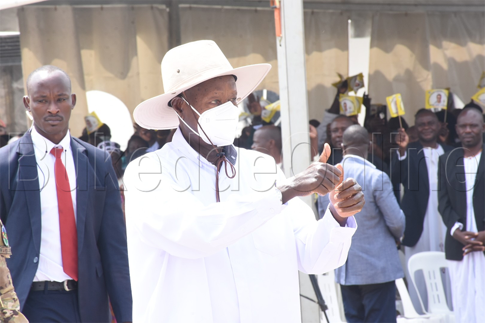 Pulezidenti Museveni ng'awuubira ku bantu