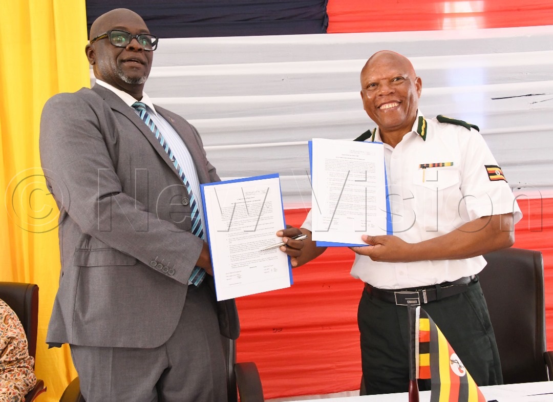 Sanusi Tejan Savage, IOM Chief of Mission in Uganda with Maj. Gen. Apollo Kasiita-Gowa, Director of Citizenship and Immigration Control. (File/New Vision/Mpalanyi Ssentongo)