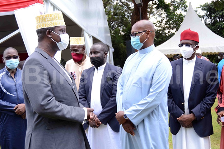 Omulangira Jjajja Kasim Nakibinga mu kkooti ya bulakang'ayogera n'abamu ku basiiramu abaasaalidde Idd