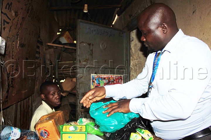 Male Ng'akwasa Musisi Obuyambi Obumuweereddwa. Okuva Mu Kitongole.