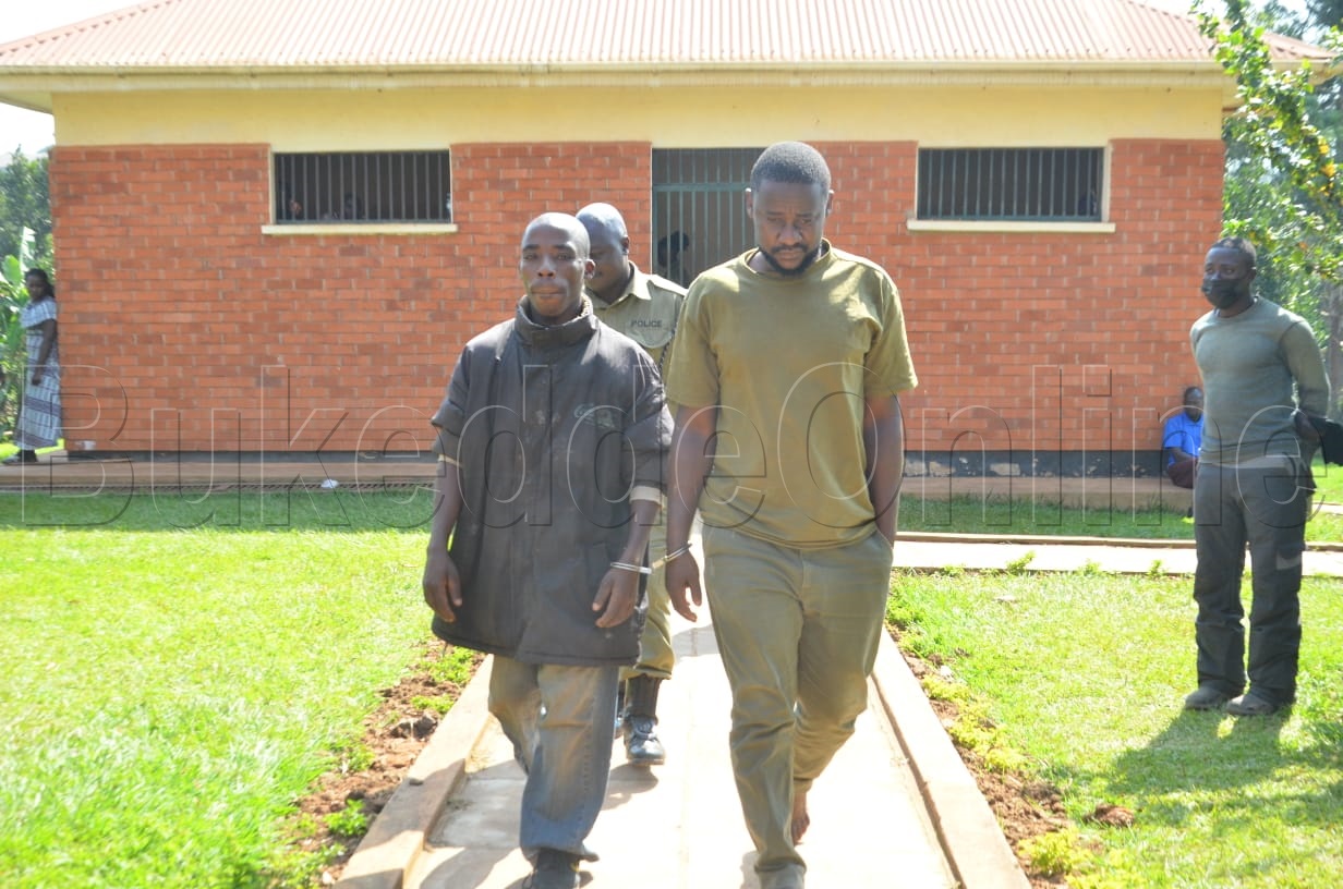 Abubaker Ntege ku ddyo ne Shafik Kagga ku kkono nga batwalibwa mu kkooti e Wakiso
