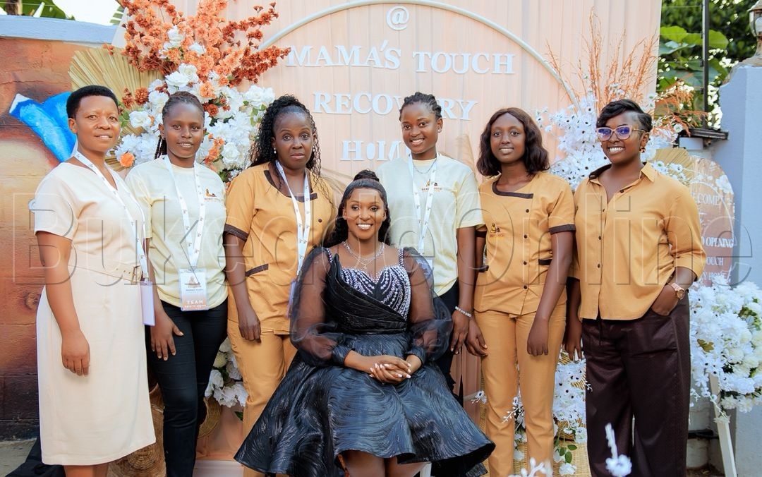 Miriam Halera (atudde) ng'ali wamu n'abasawo abalabirira abakyala