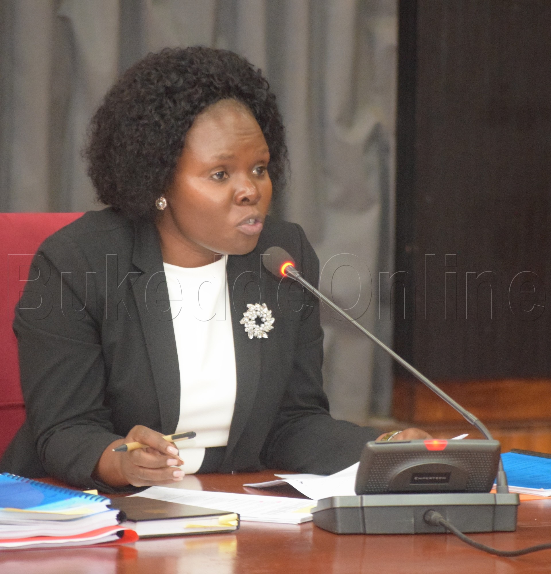 Amyuka ssentebe w'akakiiko ka COSASE ng'annyonnyola 