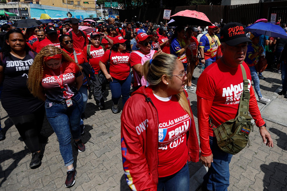 Government supporters take part in a march organized by the United Socialist Party of Venezuela (PSUV) to demand the release of ousted President Nicolas Maduro in Caracas on February 2, 2026. (Photo by Pedro MATTEY / AFP)
