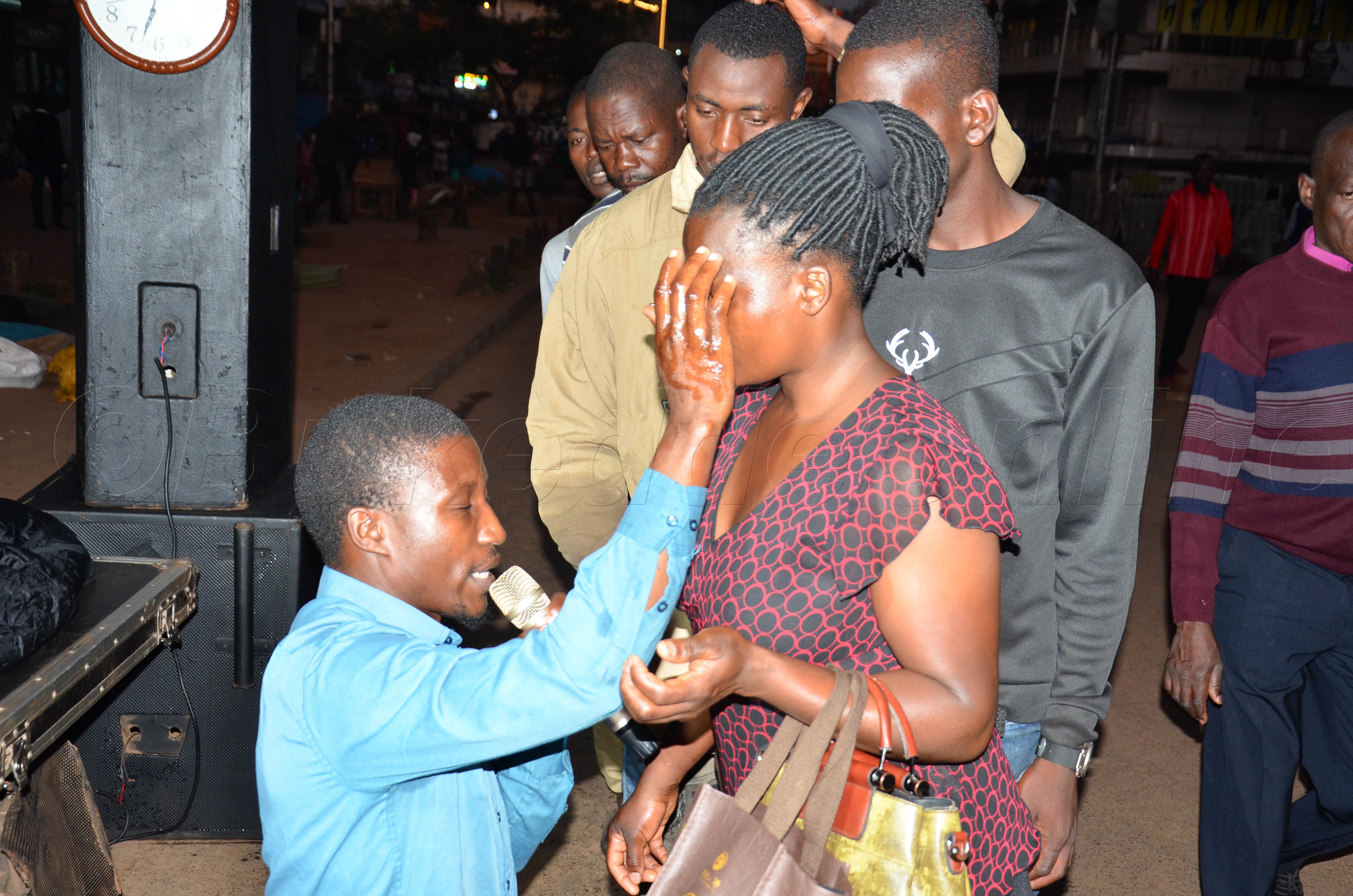 Wano musumba Kayita ng'asabira abantu mu kibuga okumpi n'ekikuubo.