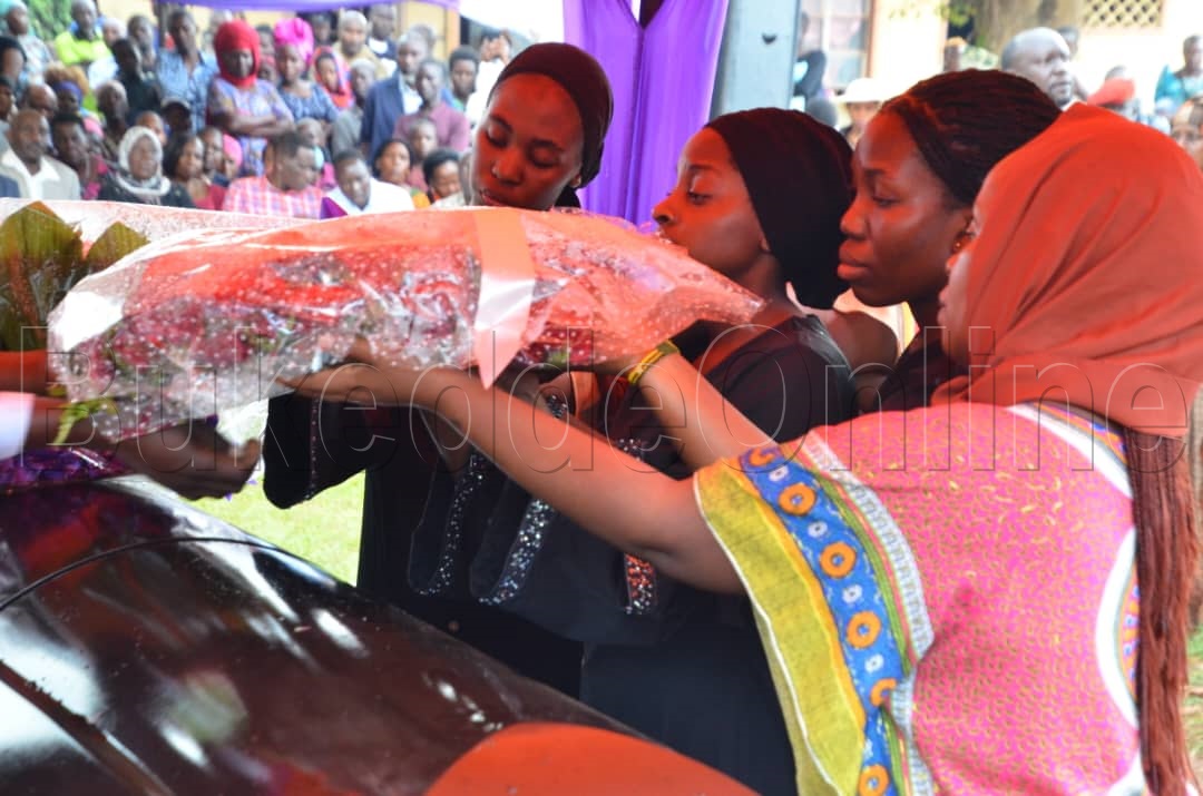 Abaana nga bateeka ekimuli ku kkeesi y'omugenzi