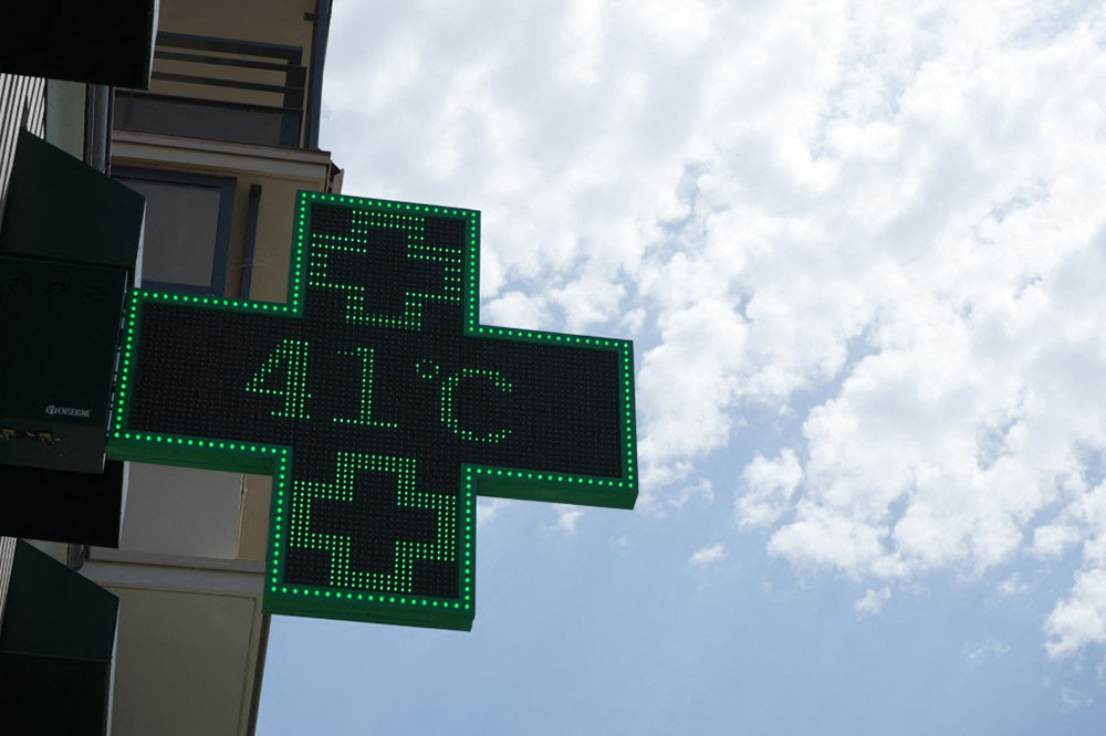 A sign shows 41 degree Celsius as extreme heatwave, with temperatures soaring well above 38&Acirc;&deg;C (101&Acirc;&deg;F)  in the Rhone region in Lyon, France in August 2025. (Photo by Mathieu Prudhomme / Anadolu via AFP)