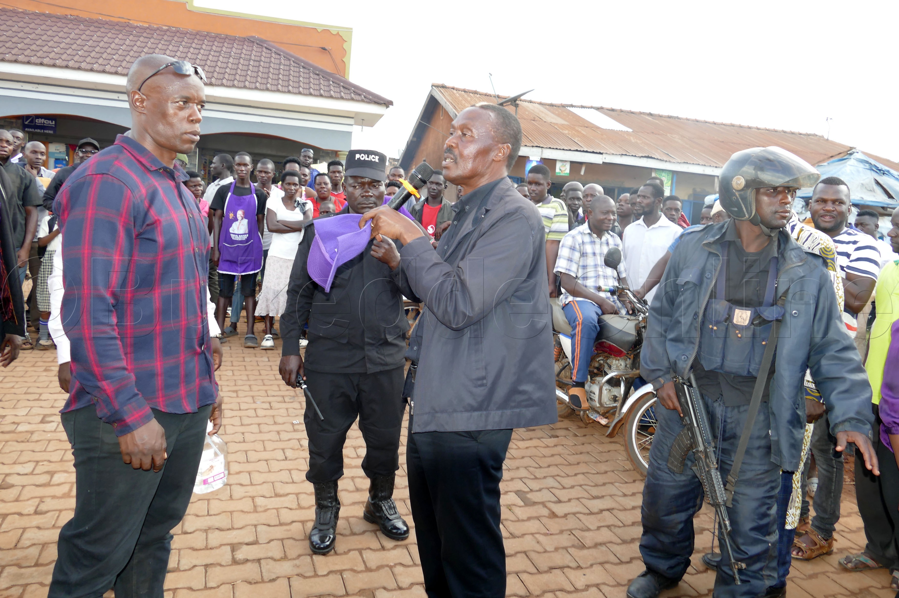 Muntu bwe yabadde ayogerako n'abantu b'e Hoima eggulo ng'asaggula akalulu.