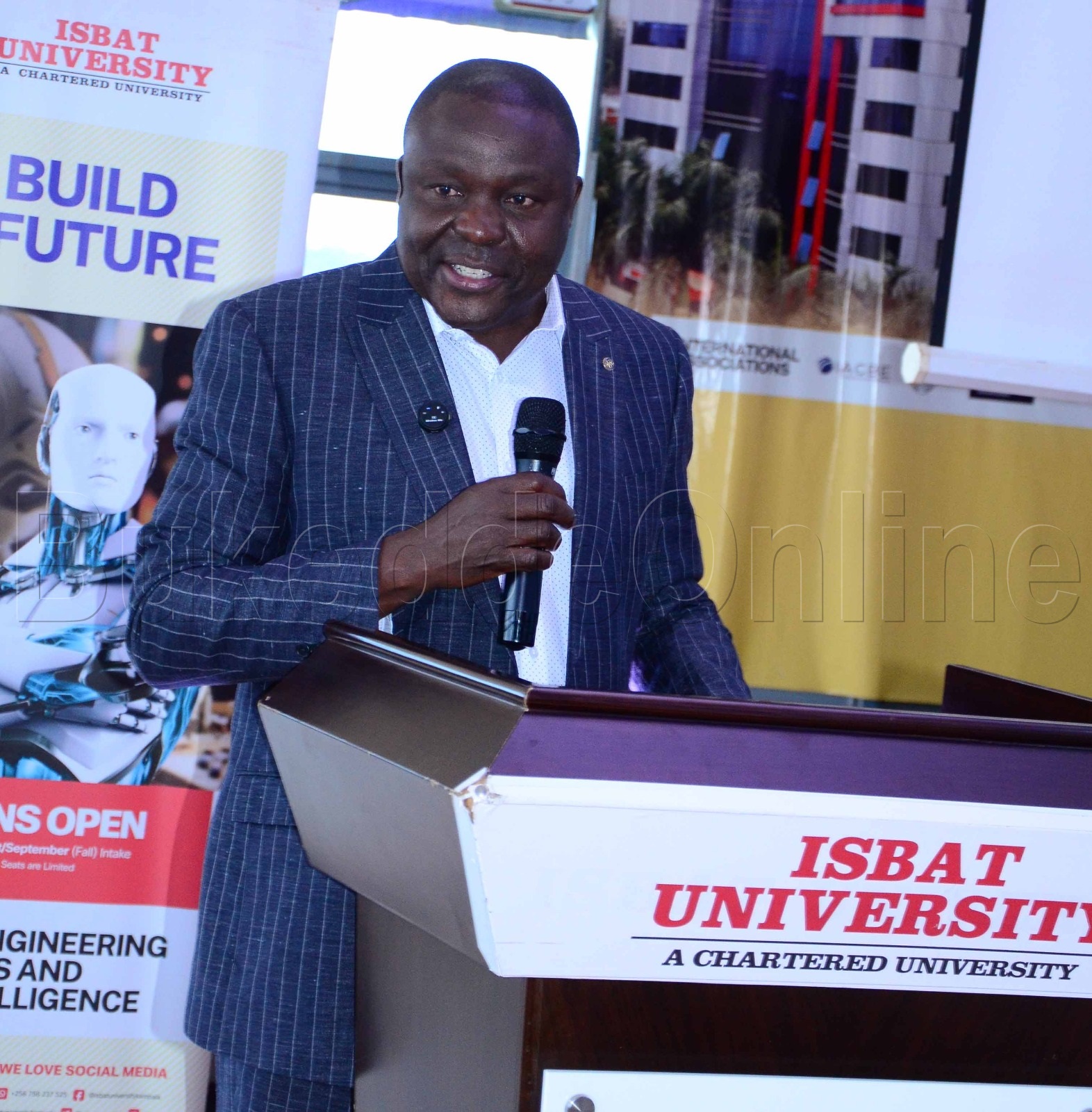 Akulira abakozi mu kitongole kya NSSF ngayogerako eri abakulira abakozi mu lukungaana