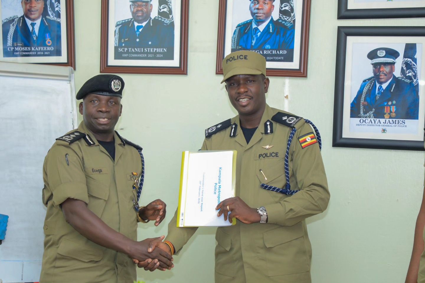 Ecega (ku kkono) ng'akwasa Emitu ofiisi.