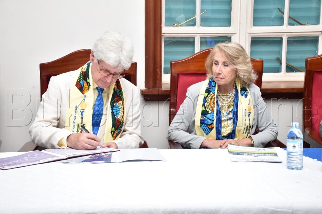 Pulezidenti wa Rotary ne mukyala nga bawandiika mu kitabo e Makererere