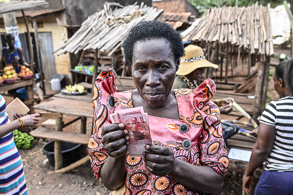 Nakamate Prossy, a vegetable vendor, makes her remarks after receiving President Yoweri Kaguta Museveni’s financial support to market Vendors at Lunya roadside Market in Kiboga District on September 16, 2025. (Photo by PPU)