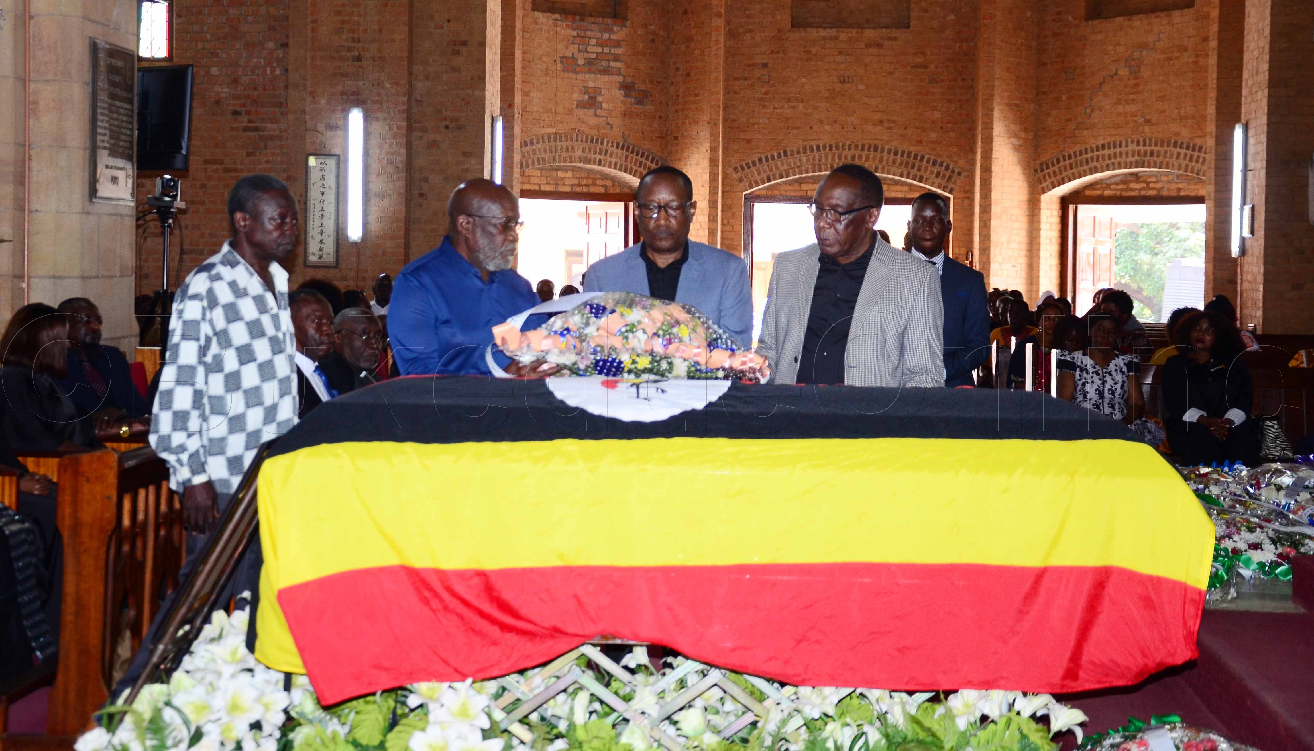 Mikwano gya Mukulu n'abeng'anga nga baganzika ekimuli ku ssanduuke.