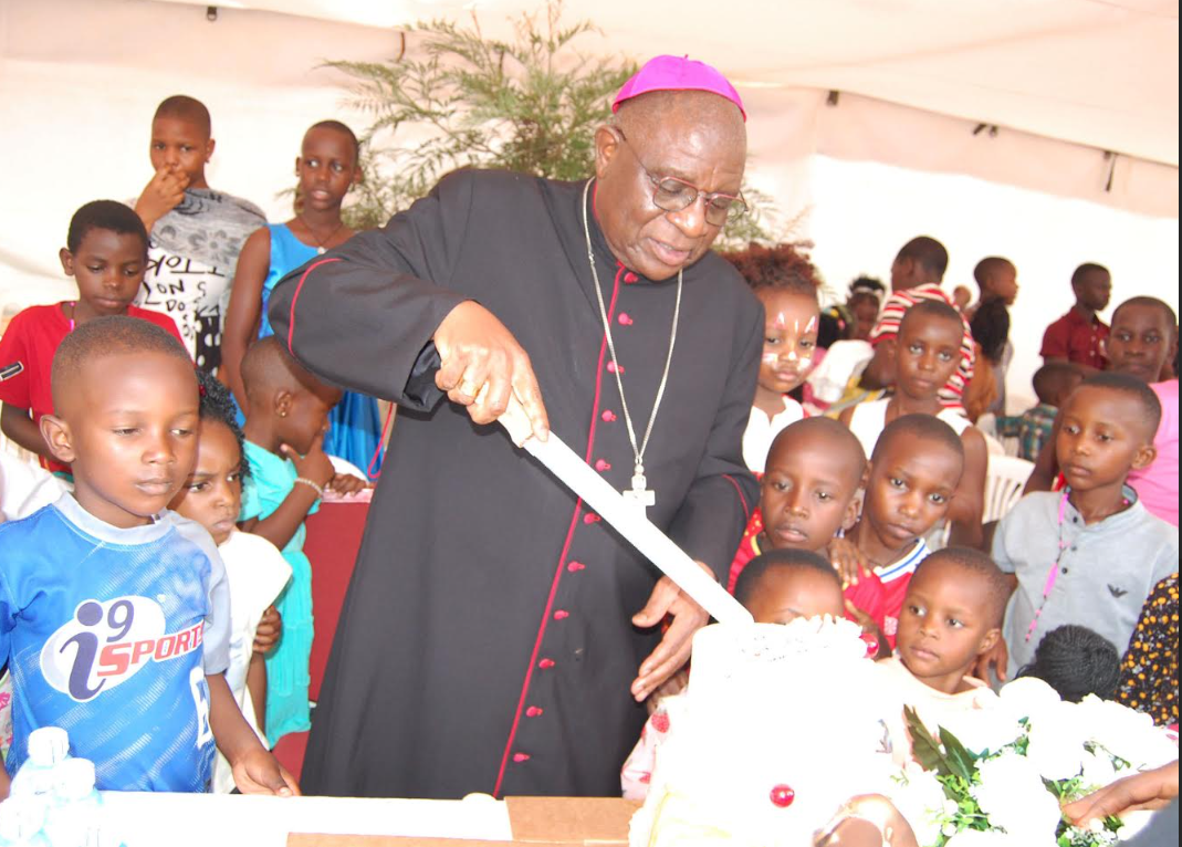 Ssaabasumba ng'asala Cake n'abaana