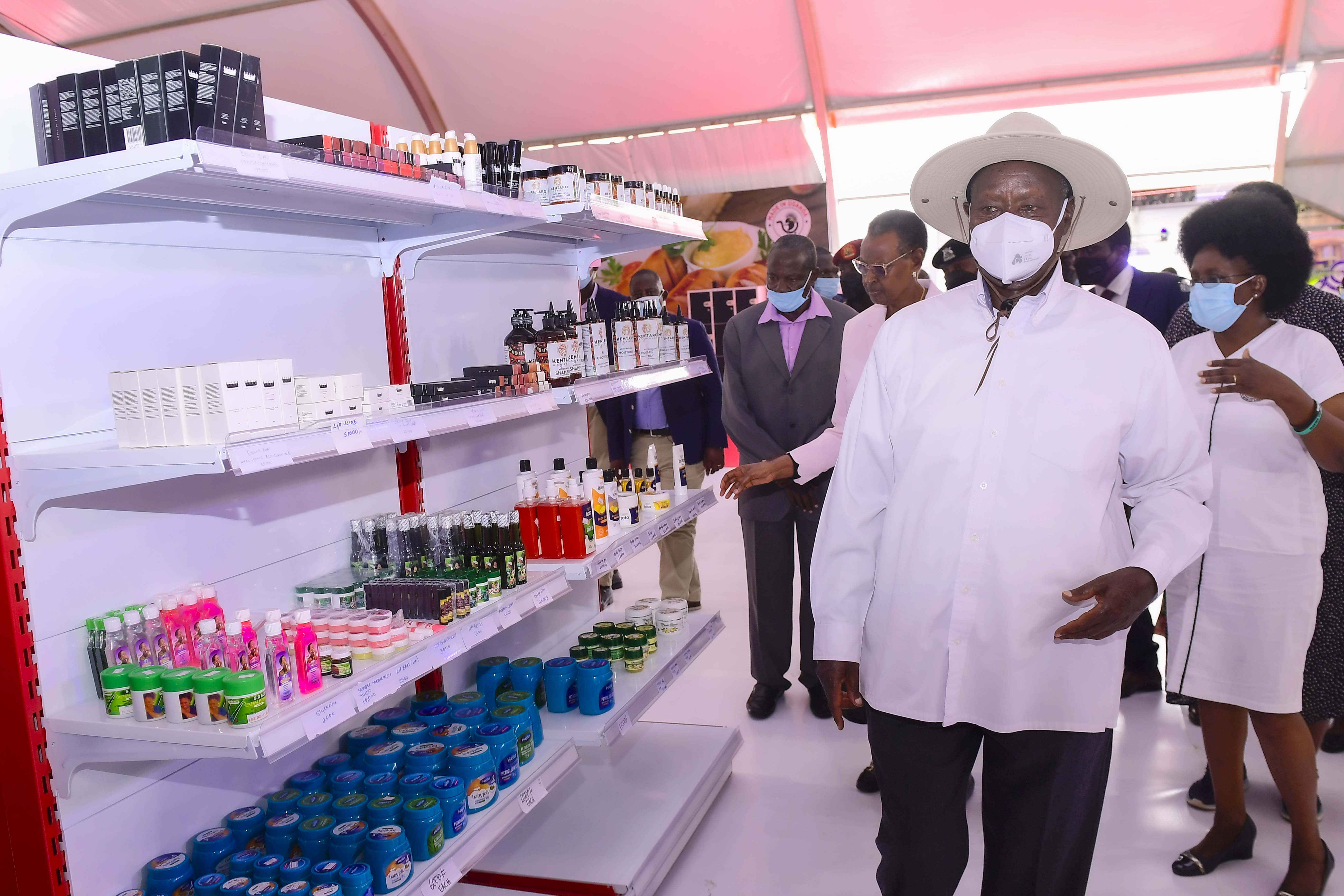 Purezidenti Yoweri Museveni n'omukazi we Janet arikurambura ebi abanya saayansi n'abahangahangi babaasize kwekorera aha mukoro gw'okutongozaho National Science Week, 2023 aha kishaayi Kololo omuri Kampala ebiro 09/11/2023.