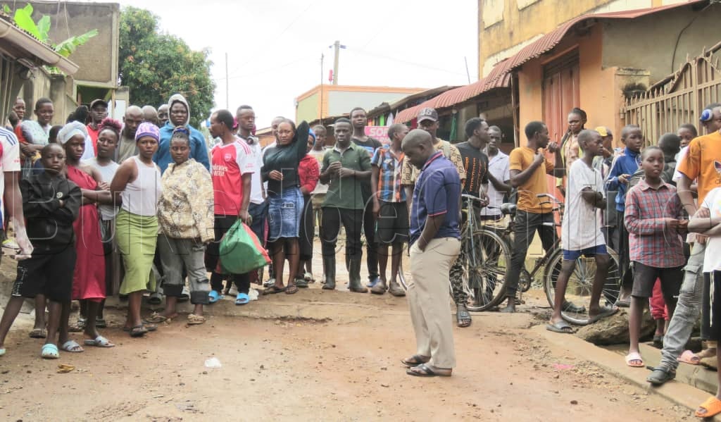Abantu nga bakung'aanidde awali ebbaala