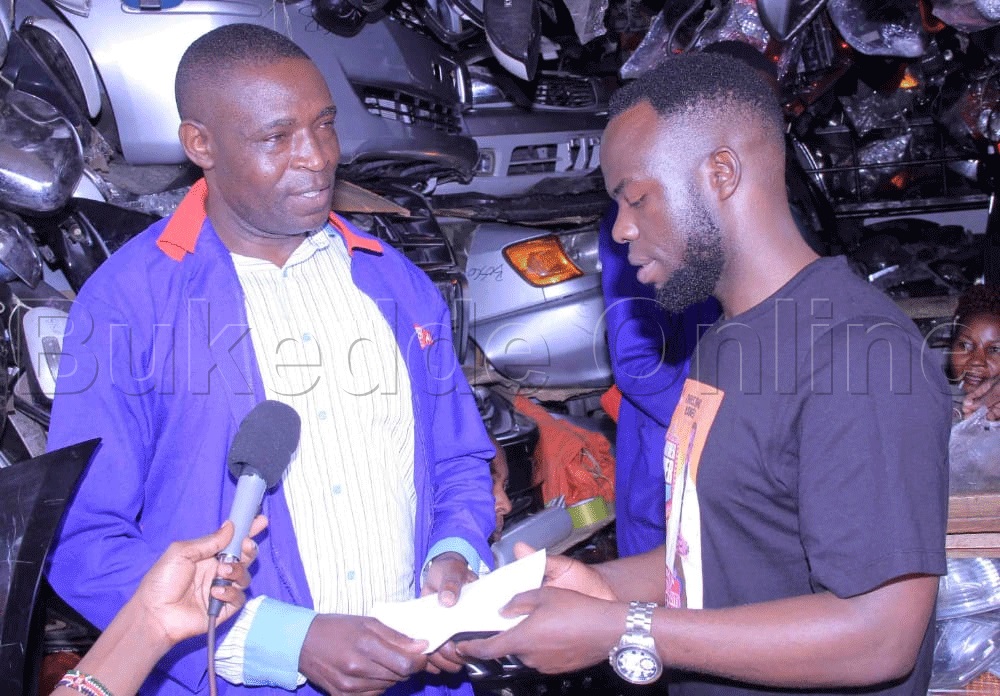 Chris Evans nga bamulkwas ebbaasa y'essente z'ekivvulu