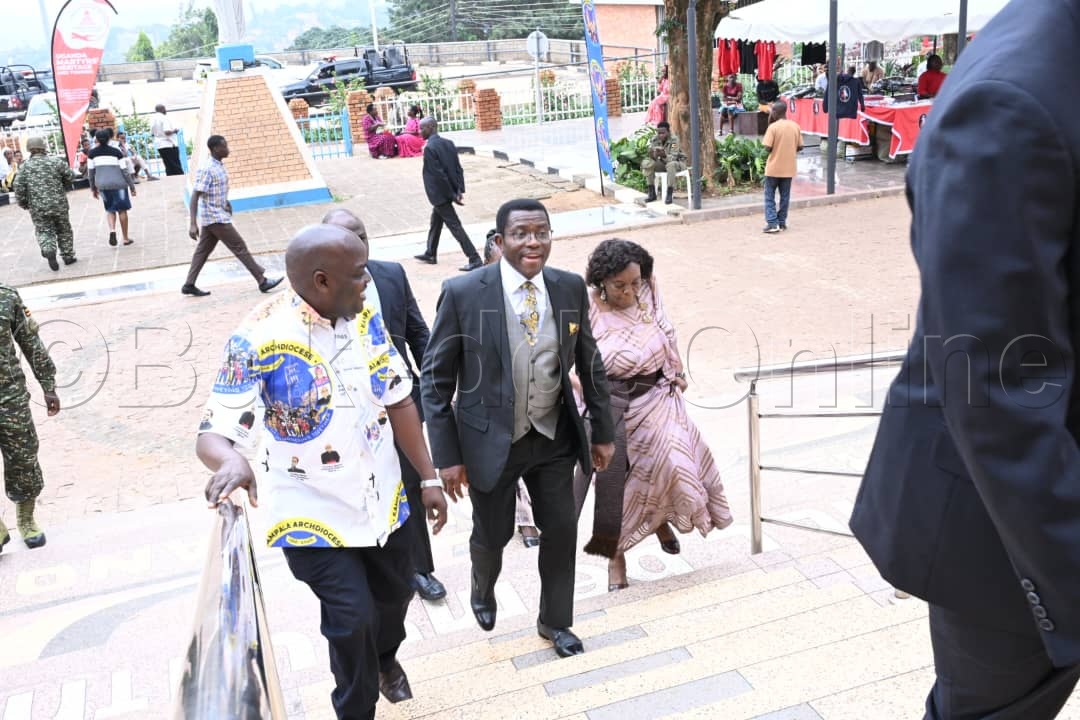 Katikkiro Mayiga n'omukyala nga batuuka ku Lutikko.