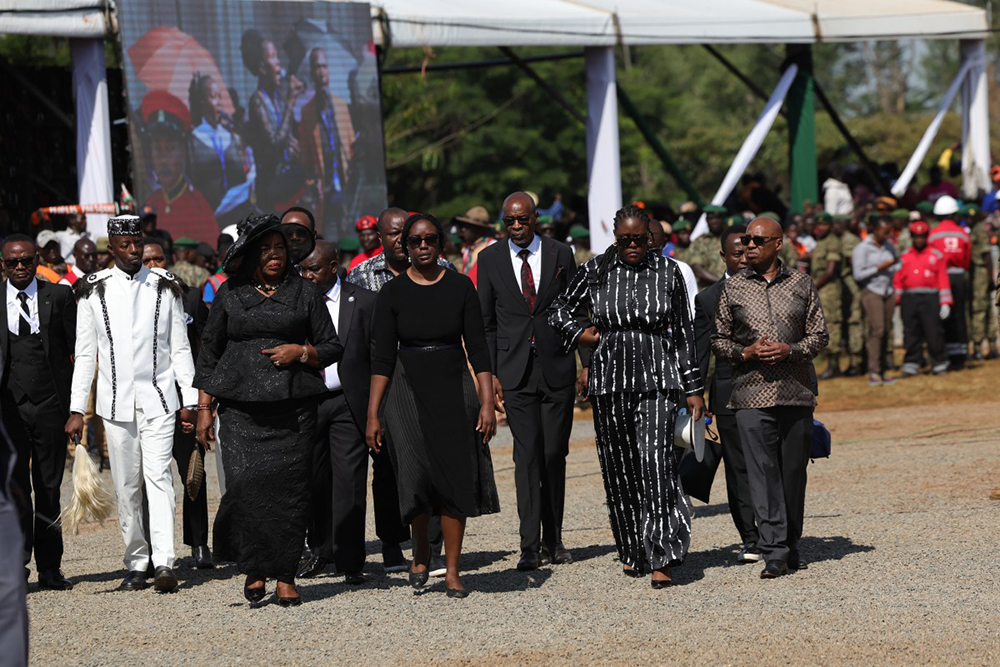 The family of Kenya’s opposition leader and former Prime Minister Raila Odinga led by Raila Junior Odinga (2L), Ida Odinga (3L), Rosemary Odinga (C) and Winnie Odinga (2R) arrive at the ceremony during the final day of funeral proceedings for Odinga at the Jaramogi Oginga Odinga University grounds in Bondo, on October 19, 2025. 