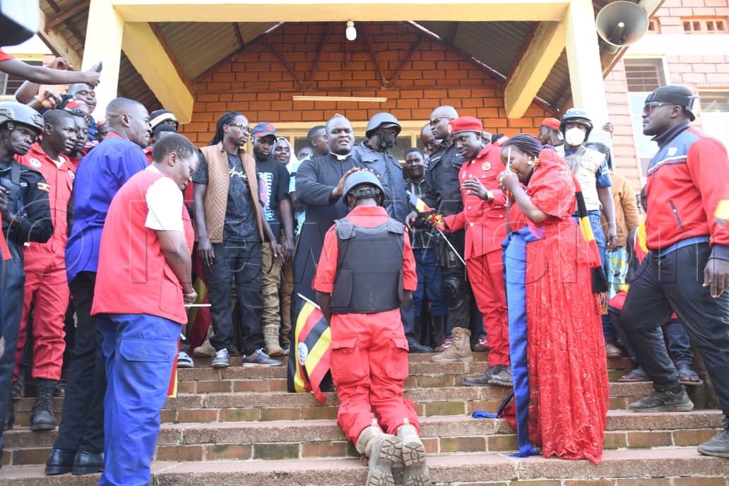 Kyagulanyi being prayed for. (Credit: Ponsiano Nsimbi)