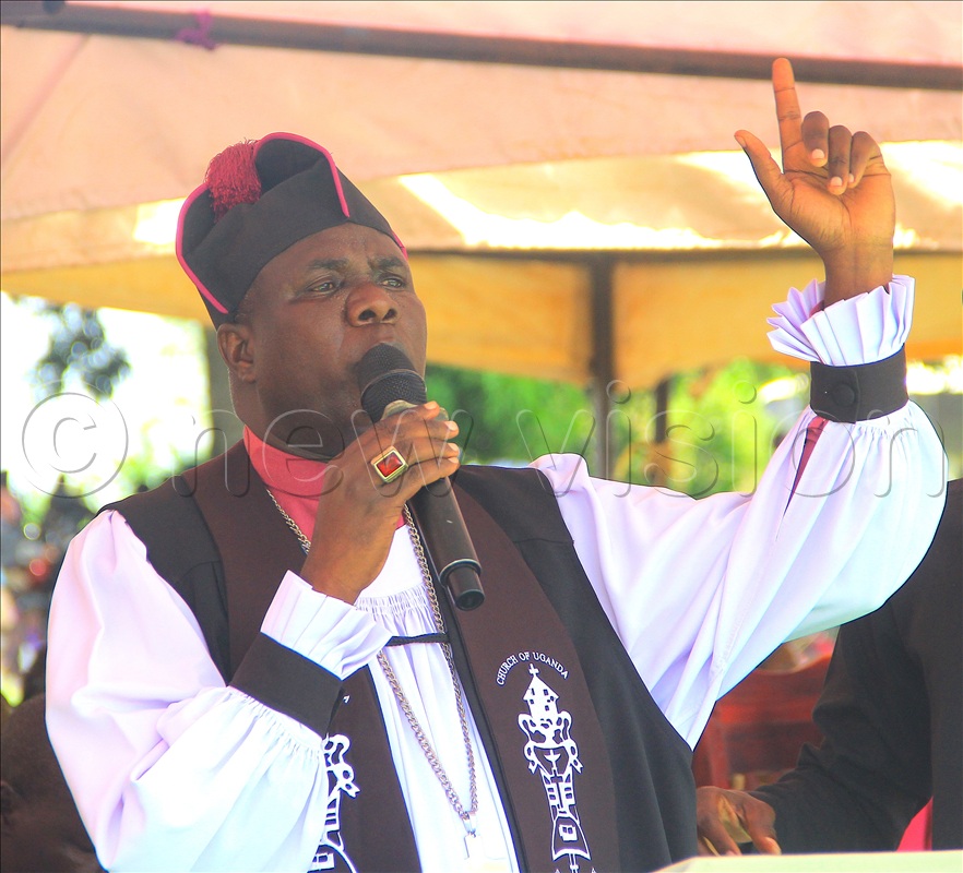 The Bishop of Soroti Church of Uganda Diocese Kosea Odongo addressing mourners who had gathered in the the home of the late Horace Ocaet.