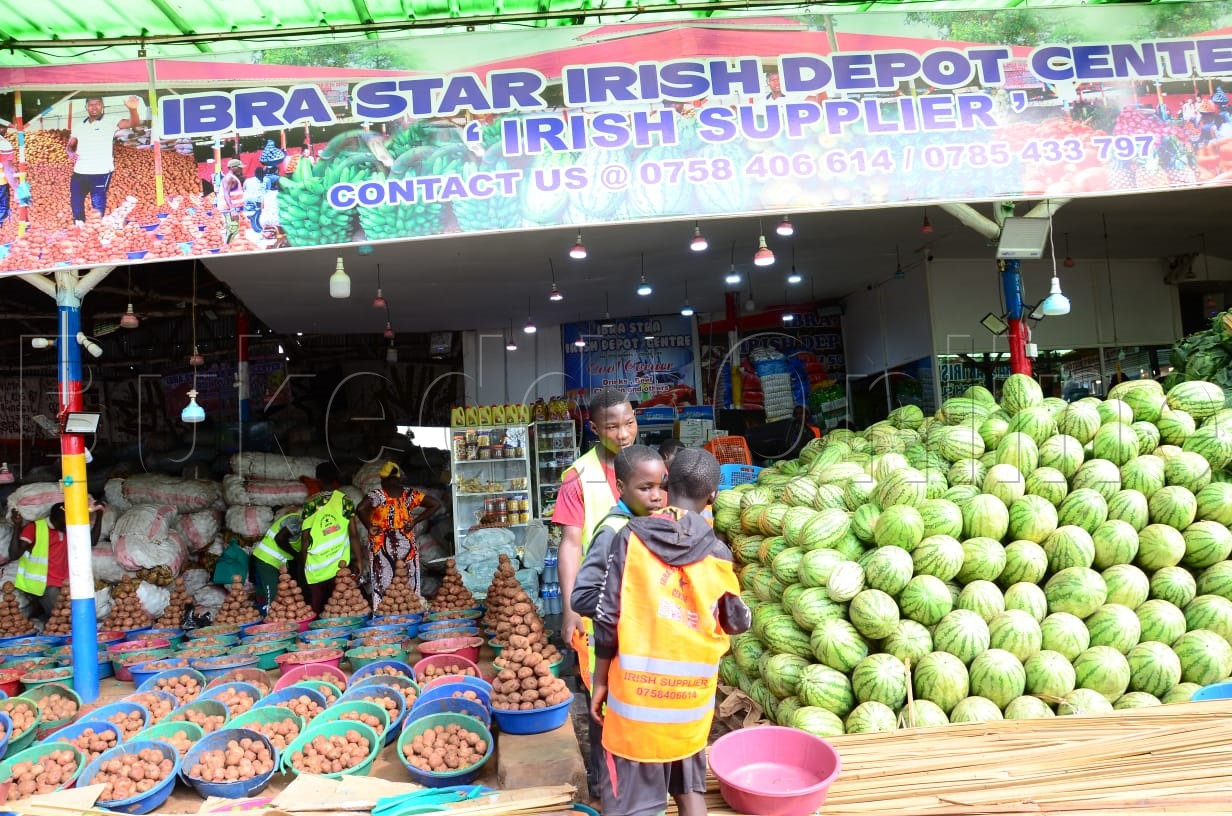 Abantu nga bagula ebintu ku mudaala gwa Ssennabulya ewa Wankulukuku