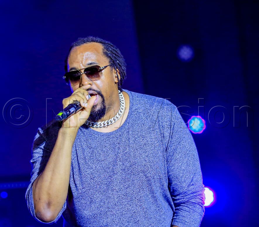 Navio performing.